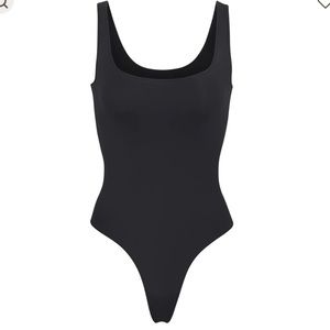 SKIMS Essential Bodysuit scoop neck NWT size L/XL color onyx
